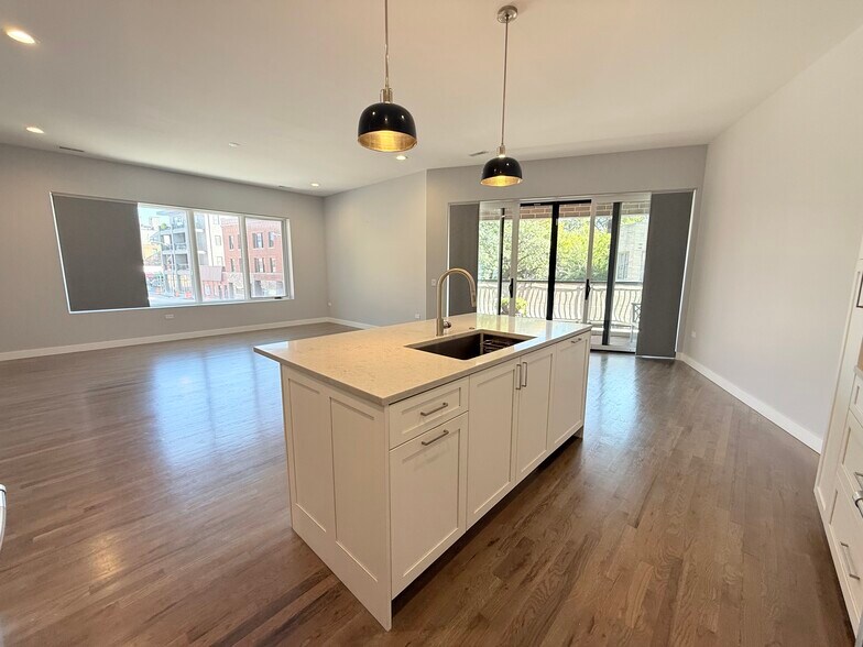 Spacious living room/kitchen - 2505 W Carmen Ave