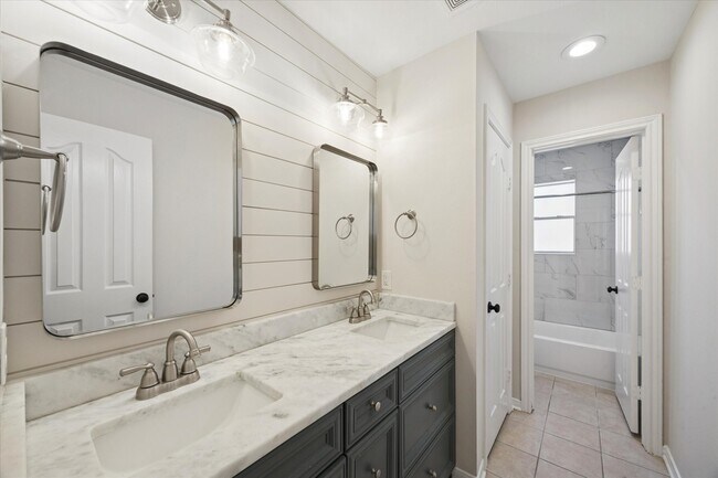 Building Photo - 501 Pine Bluff Dr