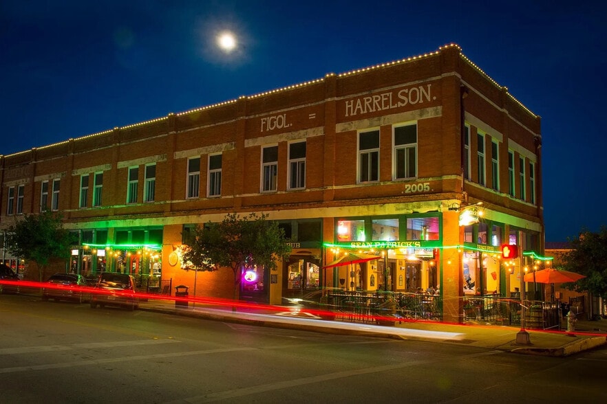 Building Photo - Room in Condo on E San Antonio St