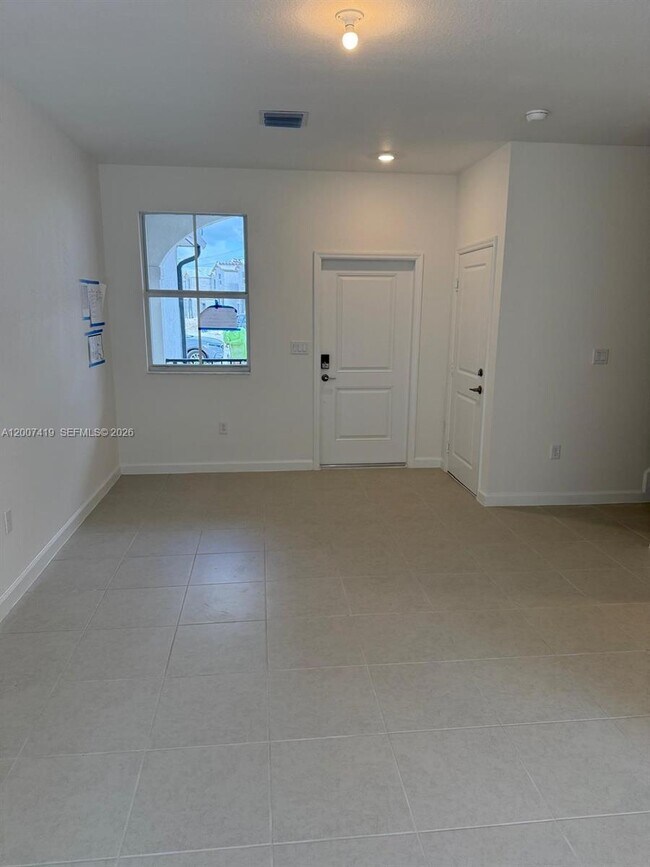 Building Photo - 2573 SE 25th Ter