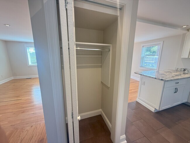 Building Photo - 1430 Simona Dr