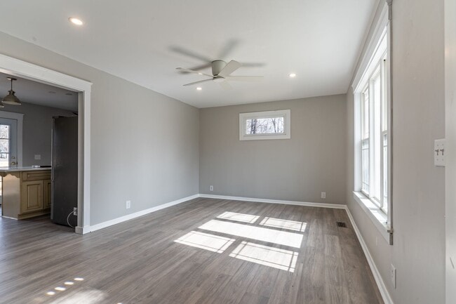 Building Photo - Renovated 3 bed/2 bath just minutes from Downtown!!