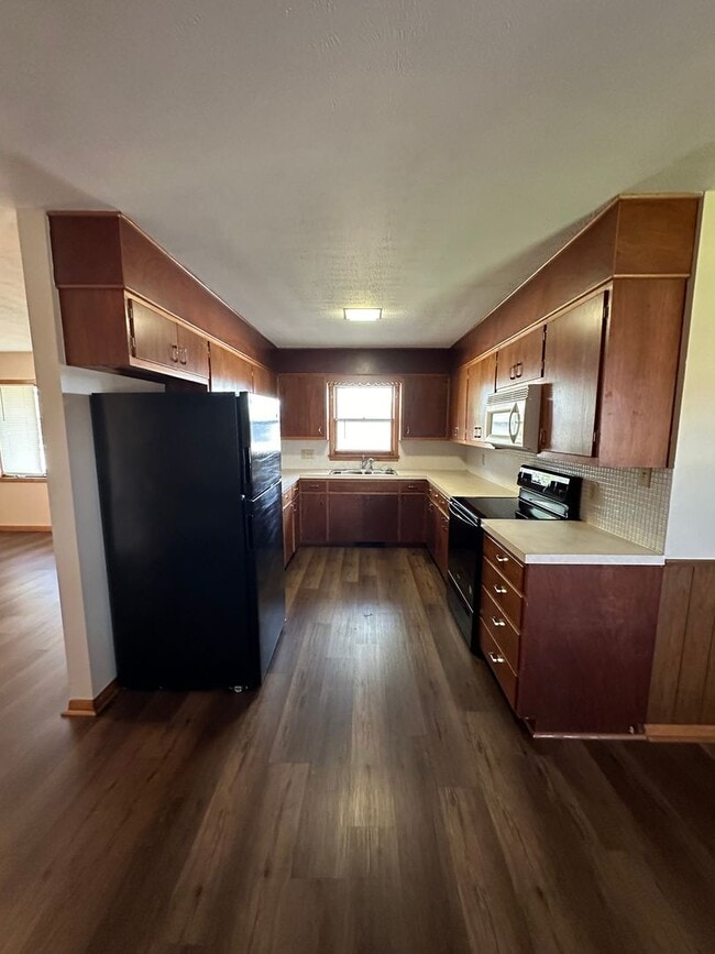 Building Photo - 3 Bedroom, 1.5 Bathroom House