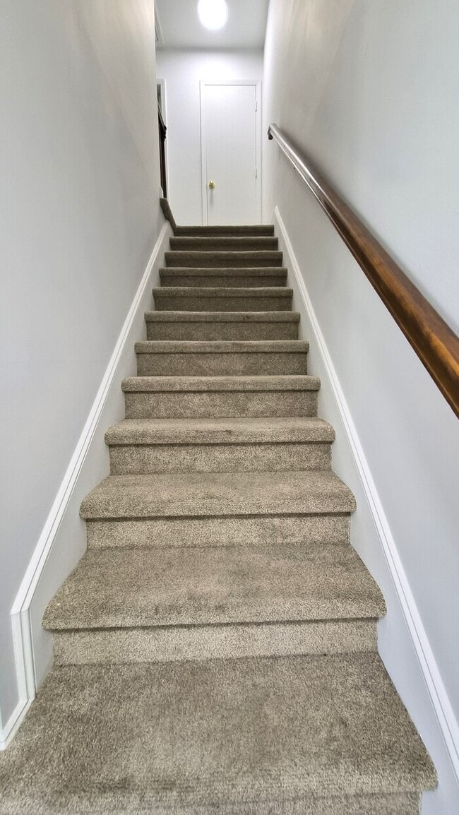 Building Photo - Well Maintained 2 Bedroom Townhouse with Move In Special!
