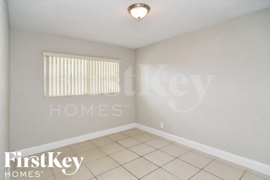 Building Photo - 559 W Campus Cir