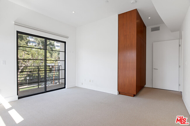 Building Photo - 8788 Shoreham Dr