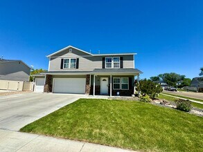 Building Photo - Spacious 5-Bedroom Home with 3-Car Garage in Nampa