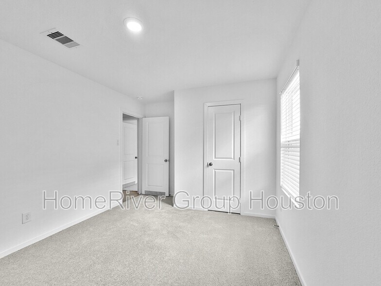 Building Photo - 209 Brandi Dr