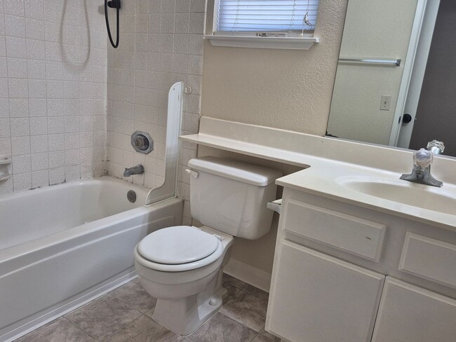 Building Photo - 3 bedroom 2.5 bath home