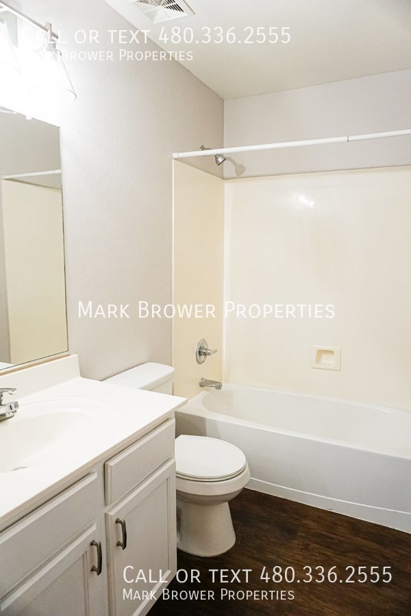 Building Photo - 1136 E Christopher St