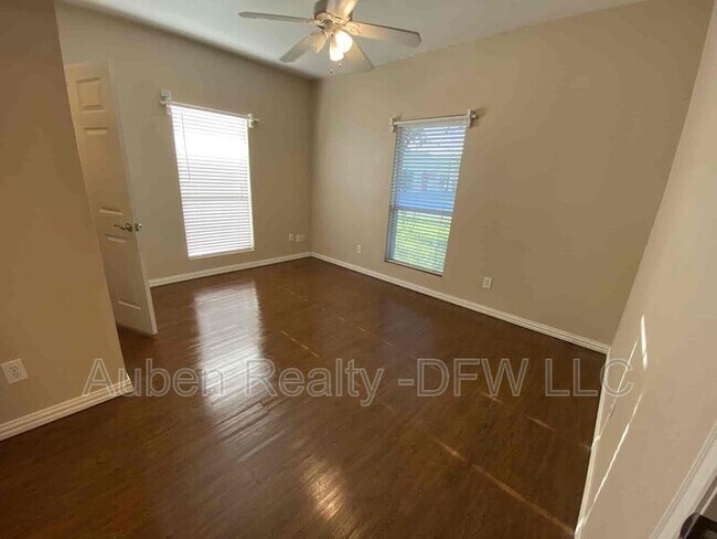 Building Photo - 300 E Main St