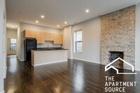 Building Photo - HUGE 2BR/1BA Close to Blue Line!