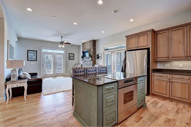 Building Photo - 121 Lake Haven Dr