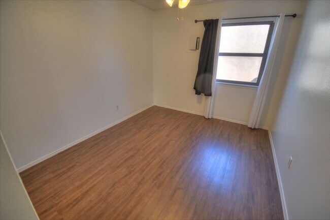 Building Photo - NE Heights 3 Bedroom 2 Bathroom