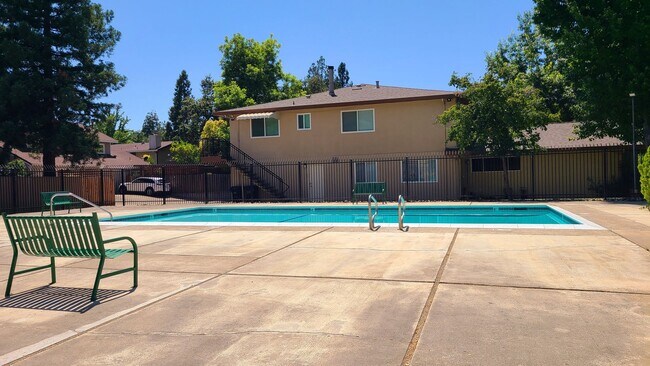 Building Photo - Beautifully Maintained Condo w/ Pool Access!
