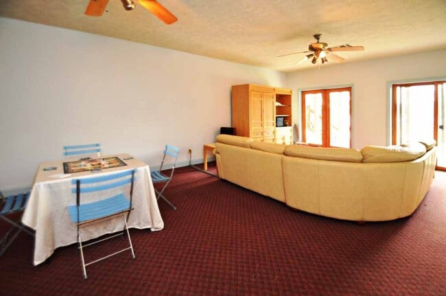 Building Photo - 4 Bedroom || 3 Bathroom home on Leesville Lake