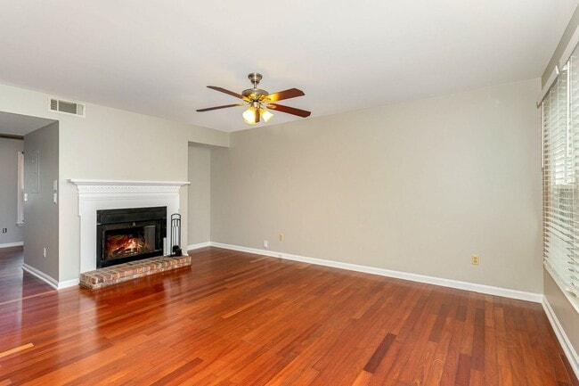 Building Photo - Donelson Freshly Updated 2 Bdrm Townhome A...
