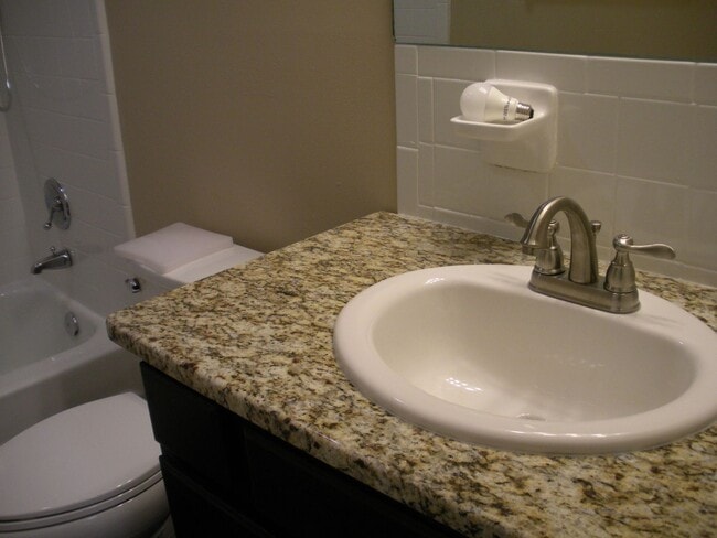 Building Photo - Two bedroom/1.5 bath Townhouse Kingsport, TN