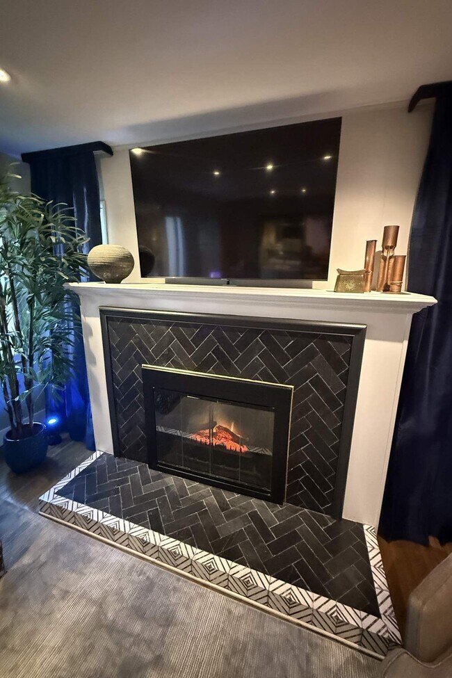 Building Photo - 2066 Glencoe Way