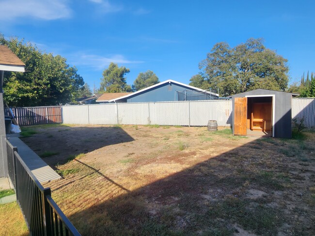 Building Photo - 8956 Salmon Falls Dr