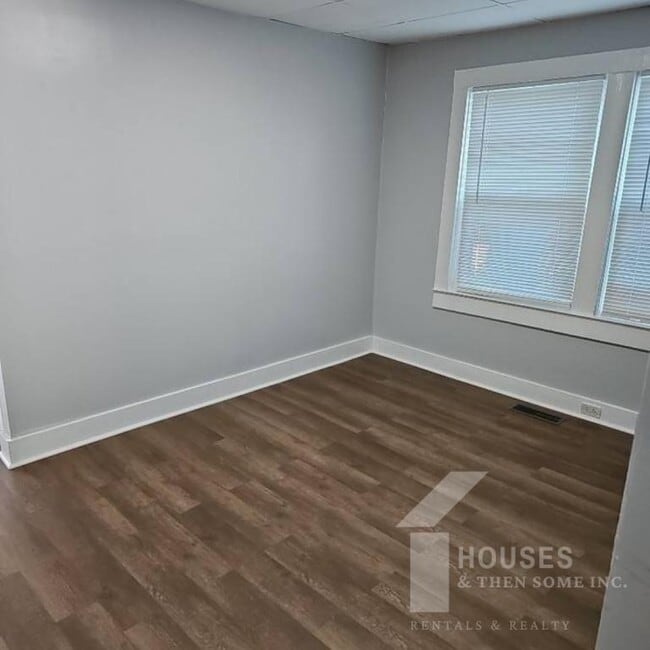 Building Photo - 354 E Floyd Baker Blvd