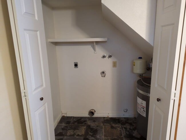 Building Photo - Centrally Located 1 Bedroom + Loft Townhom...
