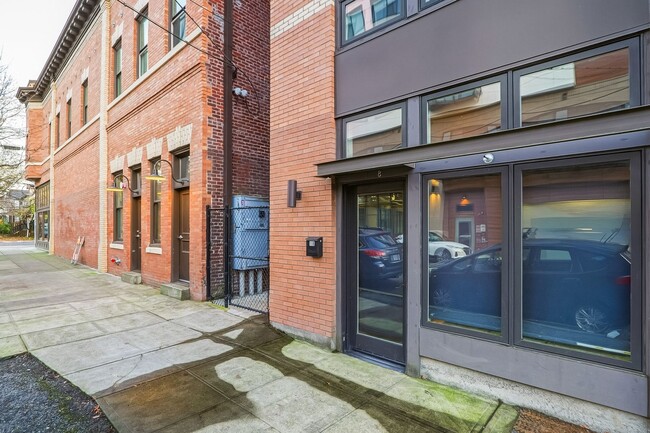 Building Photo - 18-20 N Monroe St