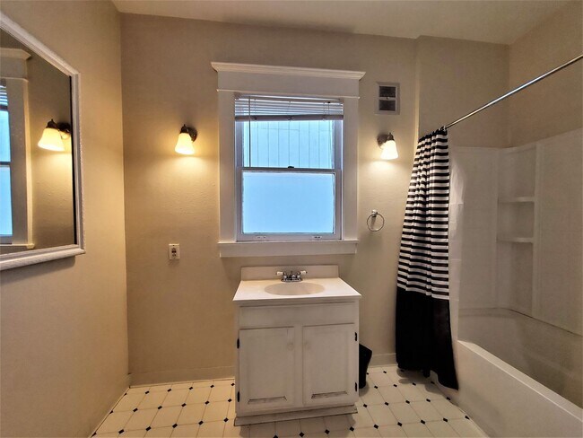 Building Photo - 852 NE 57th St