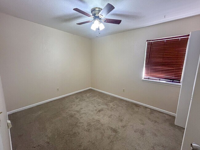 Building Photo - Charming Chico 4 bedroom 2 Bath