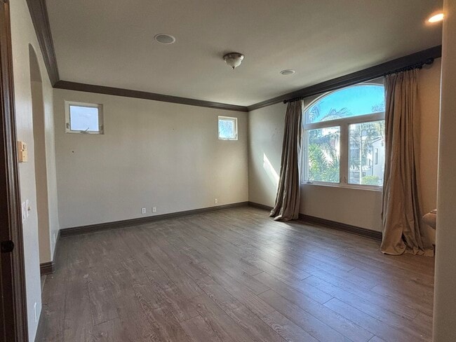 Building Photo - 308 2nd St