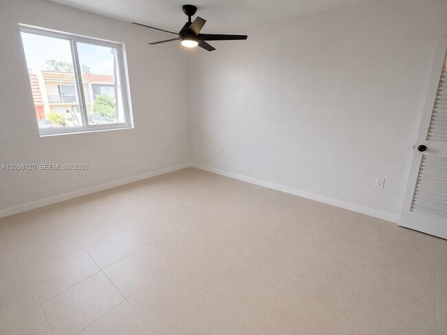Building Photo - 932 W 80th Pl