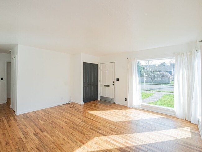 Building Photo - $500 off 1st month! Adorable 3-bdrm/1-bath in Kenton. Hardwoods, deck, W/D, huge fenced backyard,...