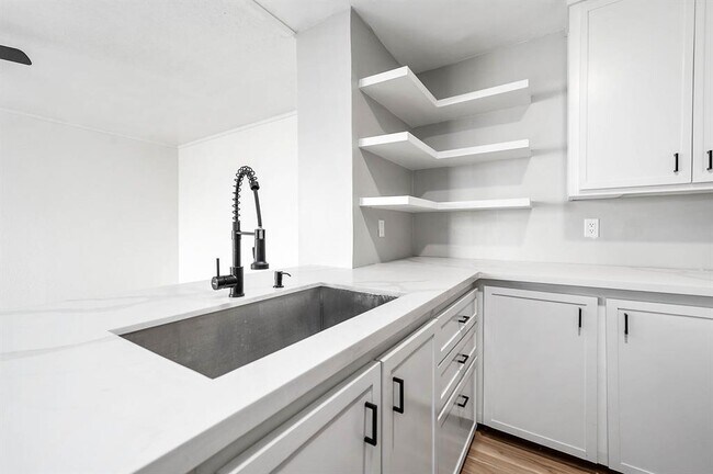 Building Photo - 10626 Sandpiper Dr