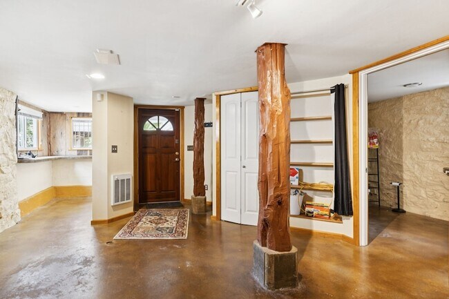 Building Photo - 1604 17th Ave S