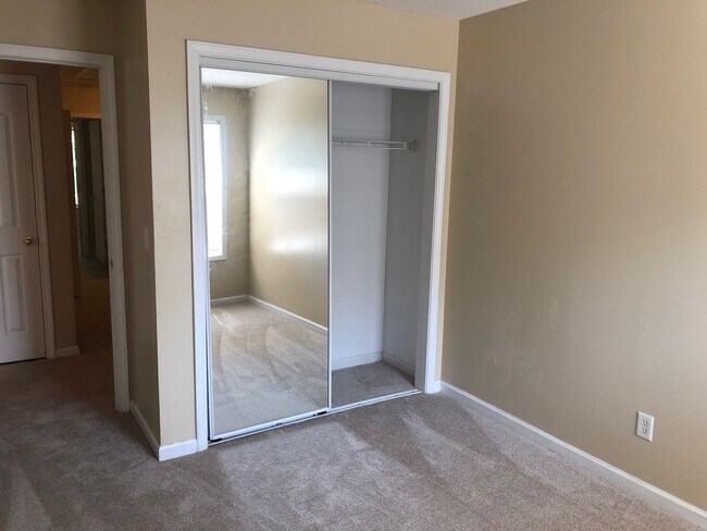 Building Photo - Newly remodeled Townhouse in Douglas Count...
