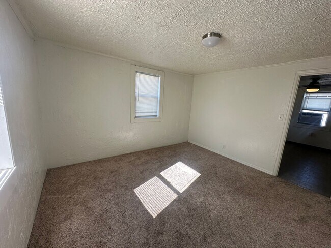 Building Photo - Attached one car garage! Pet Friendly!