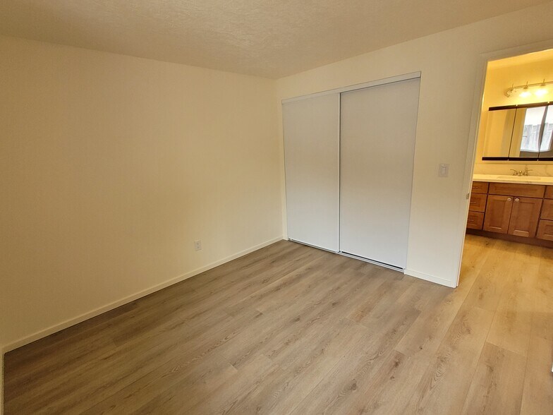 apt a Bedroom 2 across from bathroom - 1045 S Jasper St