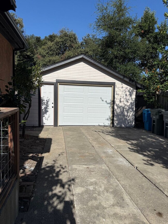 Building Photo - 2 bedroom/ 1 bathroom Home for Rent in Santa Rosa