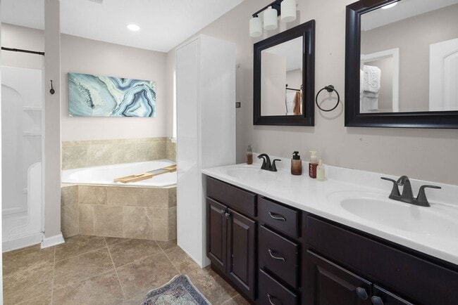 Building Photo - 4 Bed 2.5 Bath