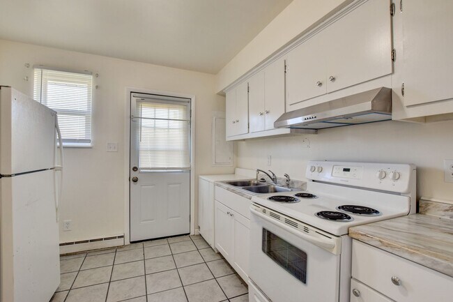 Building Photo - 936-938 Schumann Dr