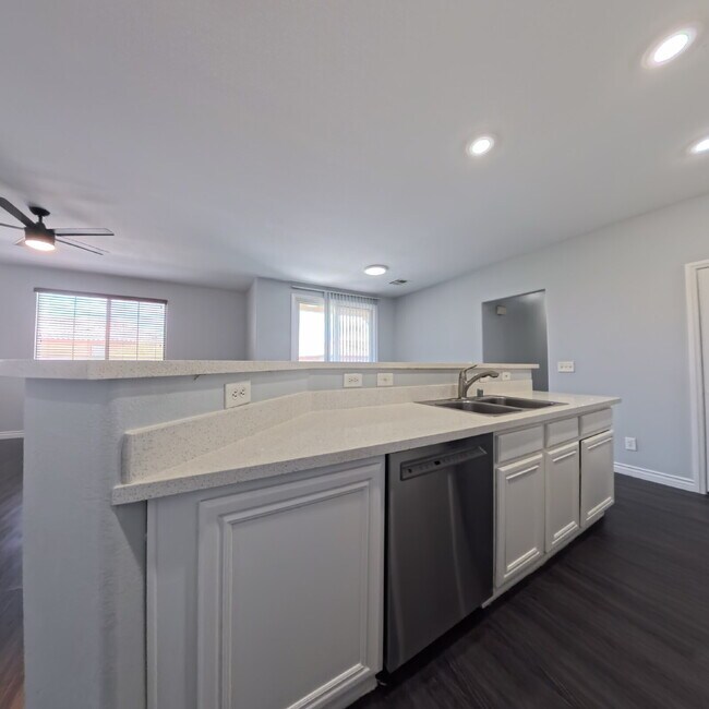 Building Photo - Spacious 2-bed 2-bath with Attached Car Garage at Tripoly!