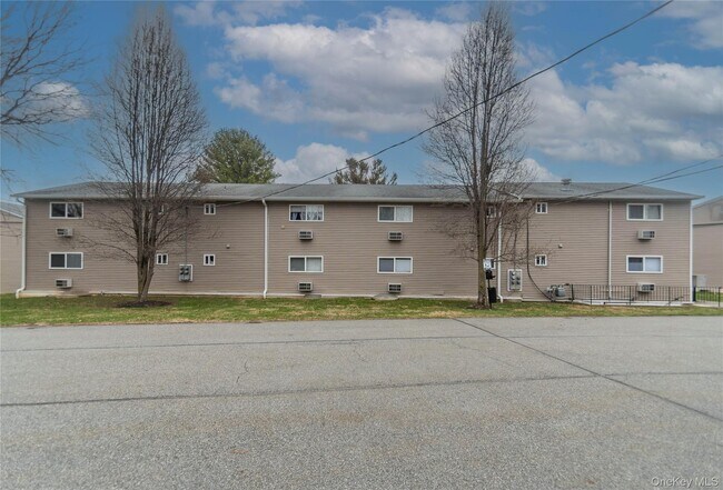 Building Photo - 11 Fishkill Glen Dr