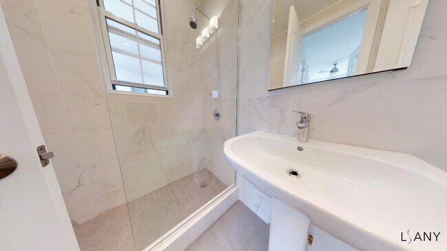 Building Photo - Luxury Six Bedroom Duplex! with 3 FULL Bat...