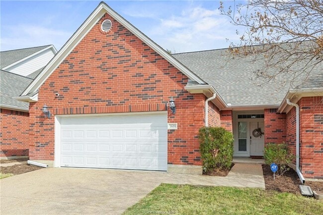 Building Photo - Adorable 3 Bed/2Bath Townhome Pre-Leasing ...