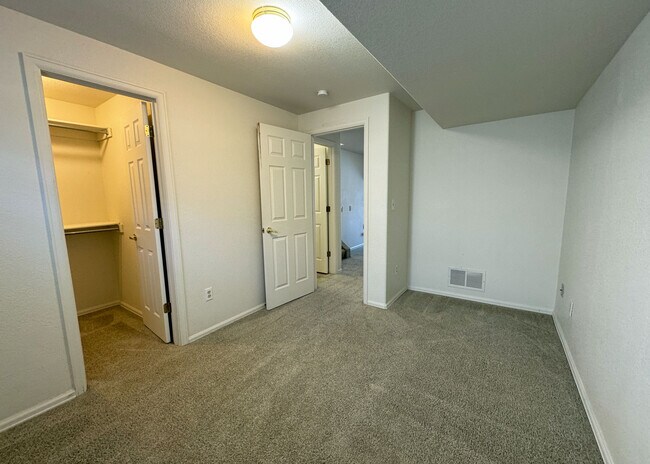 Building Photo - 6913 Yellowpine Dr