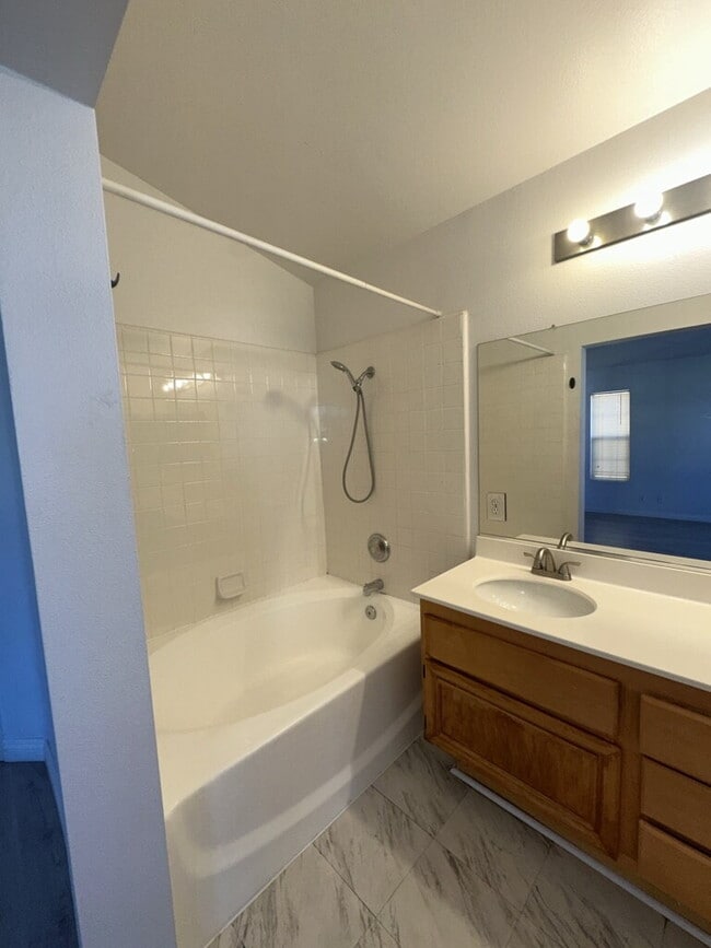 Building Photo - Charming 3 Bed, 3 Bath Home in Corona