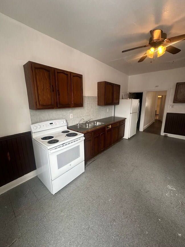 Building Photo - 927 W Poplar St