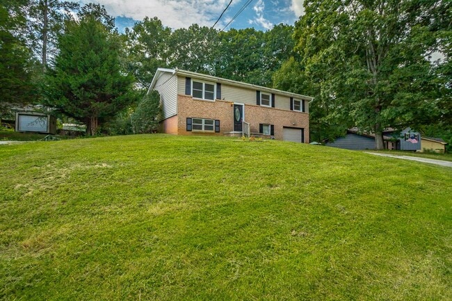 Building Photo - Spacious House in Hixson