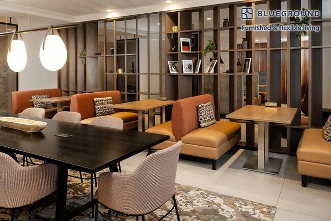 Building Photo - 160 Boylston St