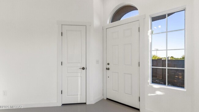 Building Photo - 574 Duchess Dr